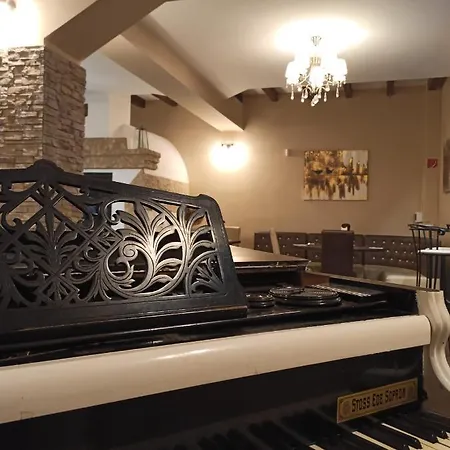Eden Lounge Restaurant & Veresegyhaz