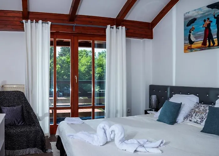 Eden Lounge Restaurant & Отель типа 