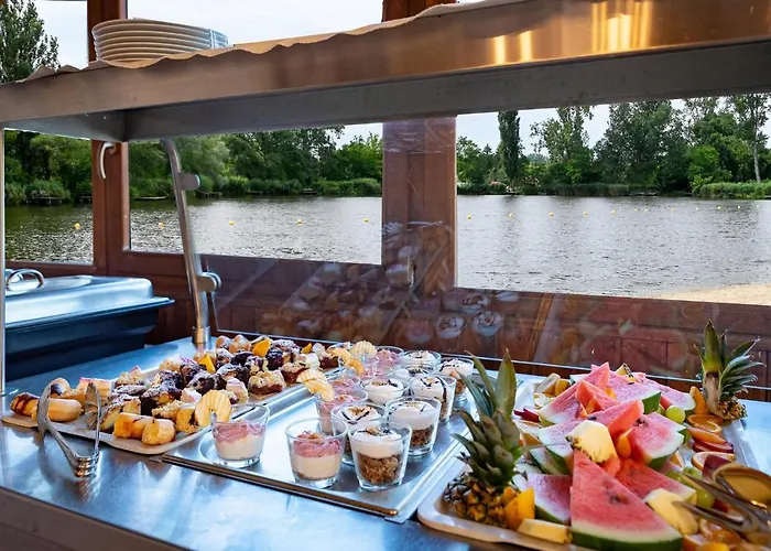 Eden Lounge Restaurant & 3*